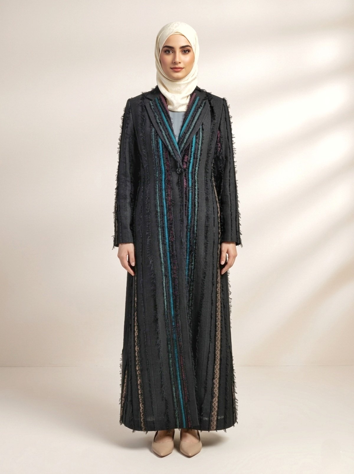 تسوقي بليزر طويل أسود فاخر بياقة فيروزي. أناقة محتشمة مثالية للنساء في السعودية ودول الخليج.